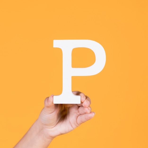 Gratis foto vrouw hand met de witte letter p