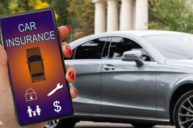 Vrouw hand met smartphone om autoverzekering applicatie online te gebruiken na zijn kapotte auto. verzekeringsconcept.