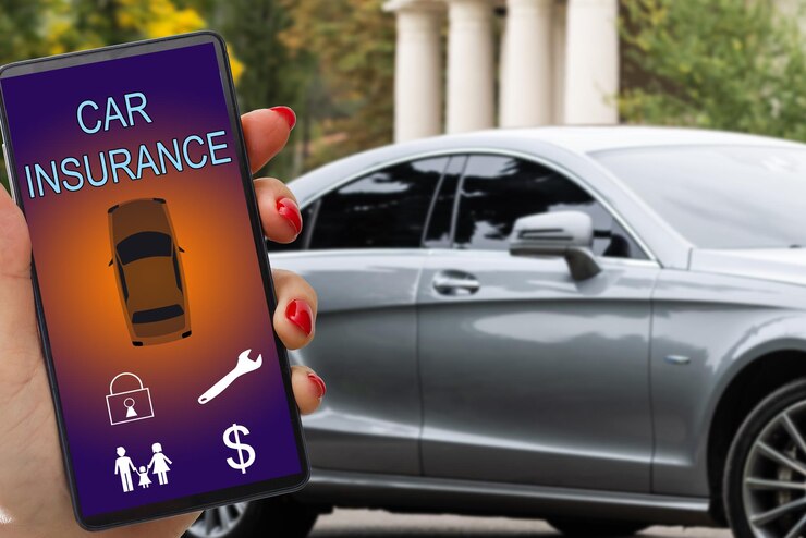 vrouw hand met smartphone om autoverzekering applicatie online te gebruiken na zijn kapotte auto. Verzekeringsconcept.