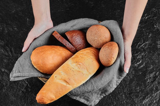 Vrouw hand met vers zelfgebakken brood.