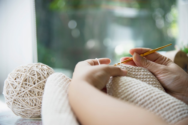 Gratis foto vrouw handen doen thuis breien werk