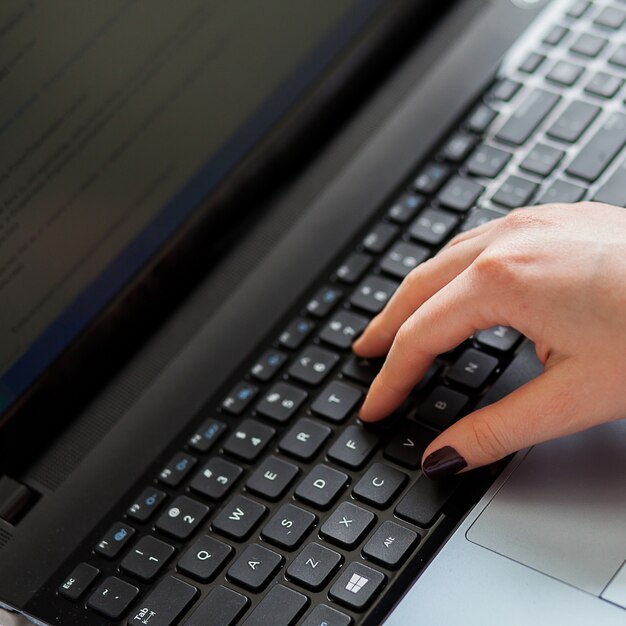 Vrouw handen op laptop toetsenbord