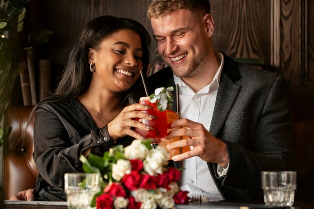 Vrouw heeft een date met haar vriendje op Valentijnsdag