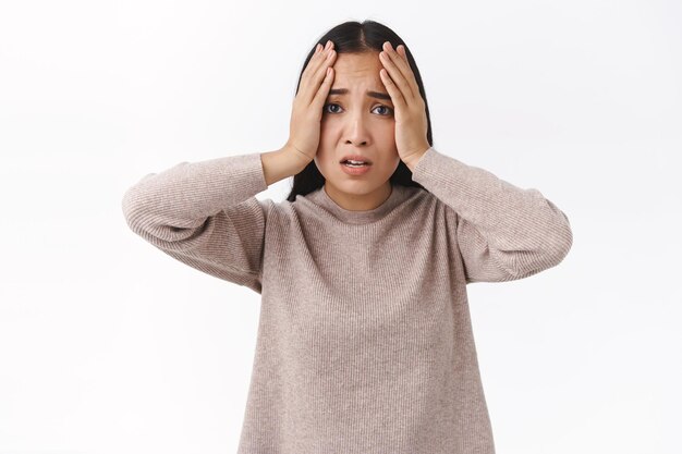 vrouw heeft problemen met het halen van de deadline, weet niet hoe een lastige moeilijke situatie op te lossen, grijpt in paniek naar het hoofd