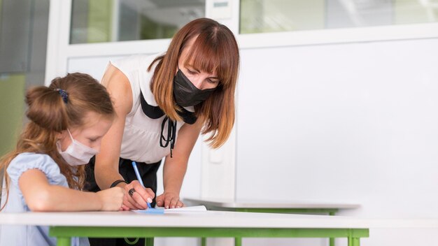 Vrouw helpt haar student tijdens pandemie met kopie ruimte