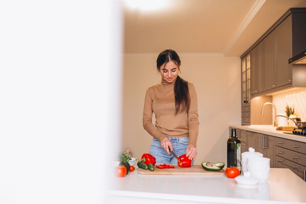 Vrouw het koken bij keuken