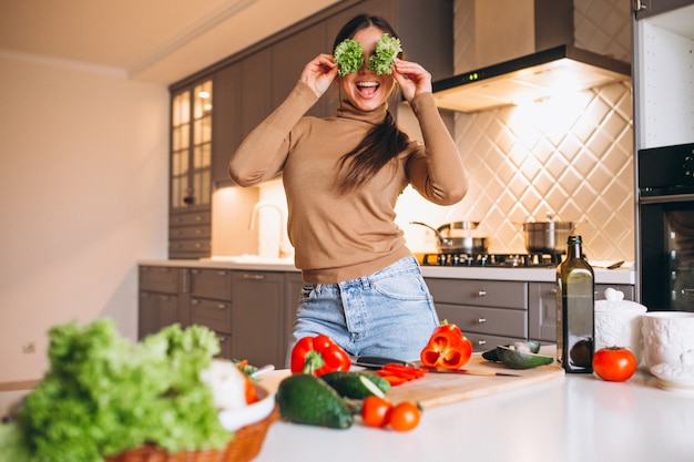 Vrouw het koken bij keuken