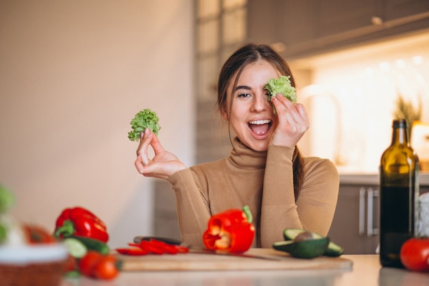 Vrouw het koken bij keuken