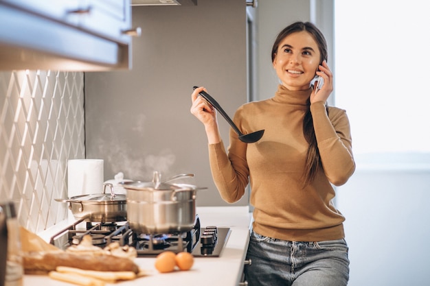 Vrouw het koken bij keuken