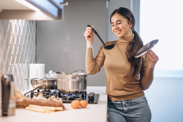 Vrouw het koken bij keuken