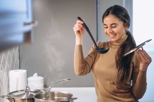 Vrouw het koken bij keuken