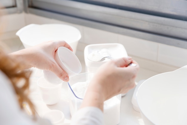 Vrouw het koken in keuken