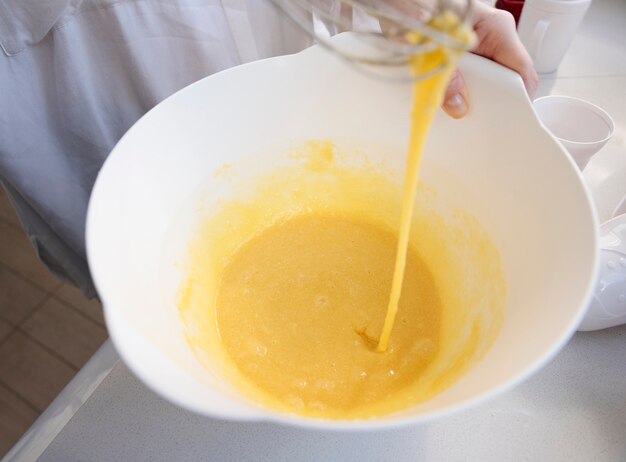 Vrouw het koken in keuken