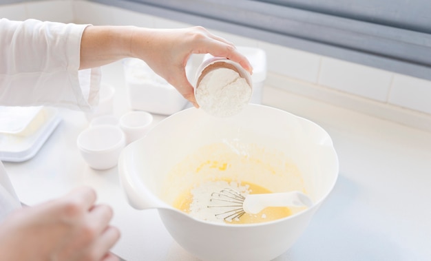 Vrouw het koken in keuken