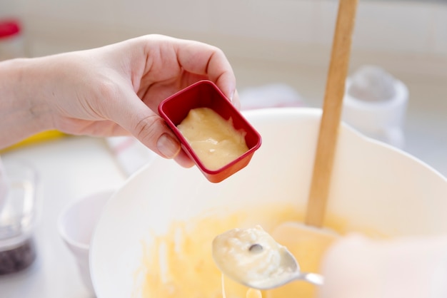 Vrouw het koken in keuken