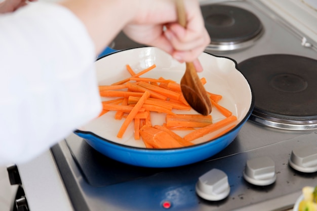 Vrouw het koken in keuken