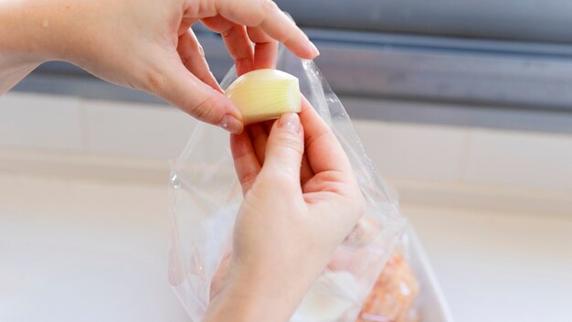 Vrouw het koken in keuken