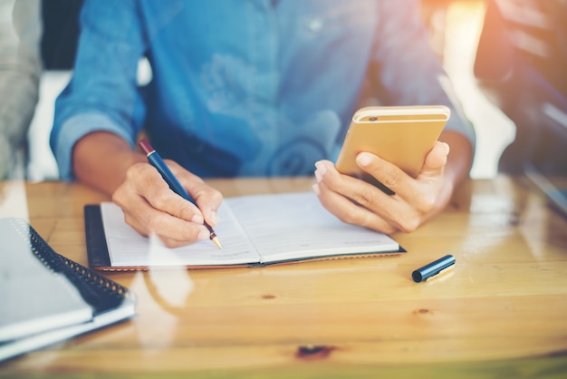 Vrouw het kopiëren van iets van zijn mobiele