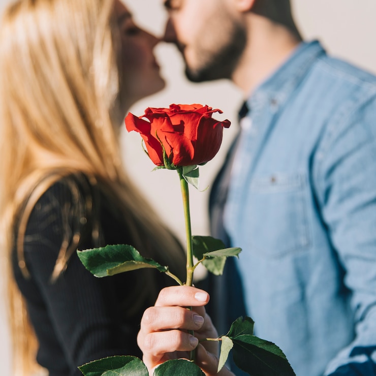 Gratis Foto vrouw het kussen met de mens en het tonen nam toe