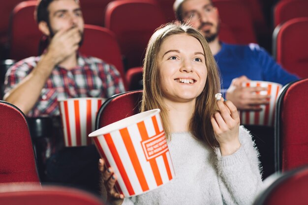 Vrouw het letten op film dichtbij mensen