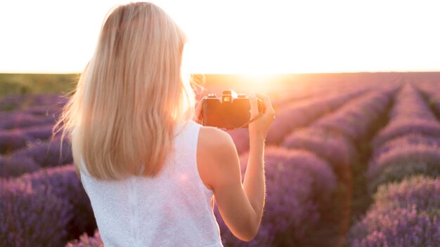 Vrouw het ontspannen op bloemgebied