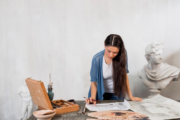 Vrouw het schilderen in kunststudio