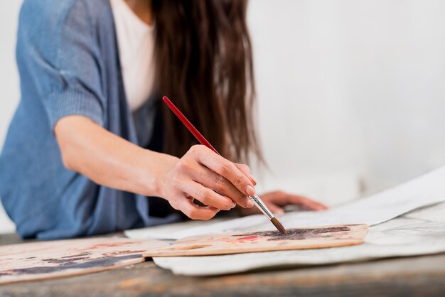 Vrouw het schilderen in kunststudio