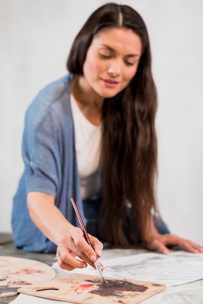 Vrouw het schilderen in kunststudio