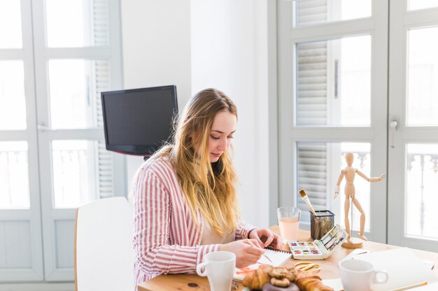 Gratis foto vrouw het schilderen met waterverf