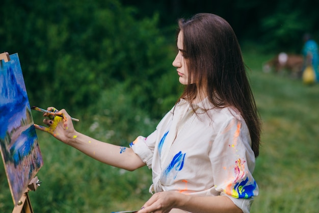 Gratis foto vrouw het schilderen van een canvas