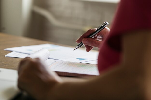 Vrouw het schrijven en het gebruik van laptop bijsnijden