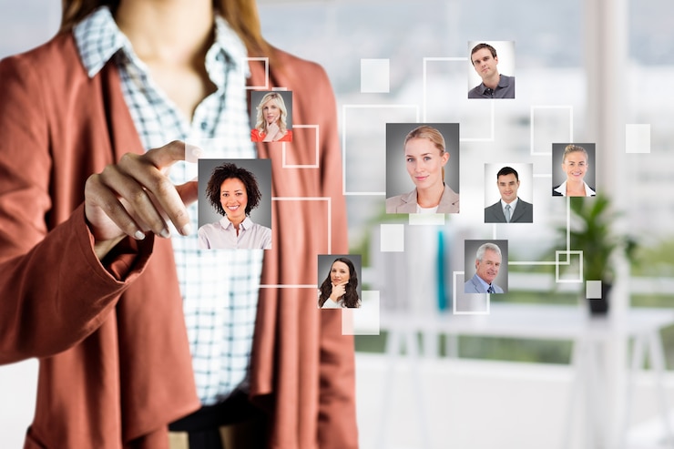 Gratis Foto vrouw het selecteren van foto&#39;s van mensen