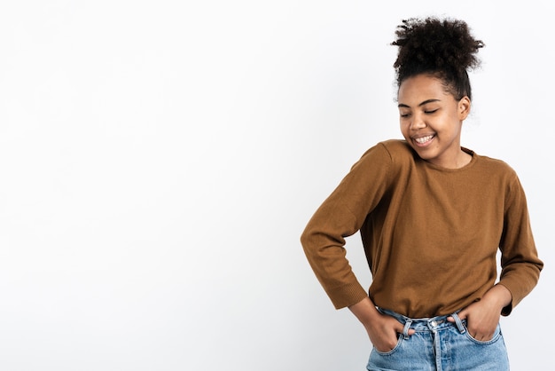 Vrouw het stellen met dient zakken in