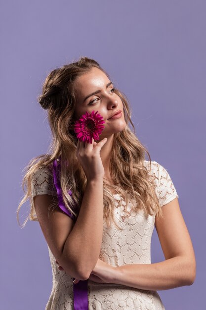 Vrouw het stellen met een chrysant