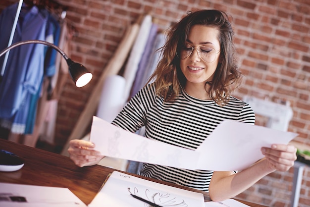 Gratis foto vrouw houdt zo veel van haar werk