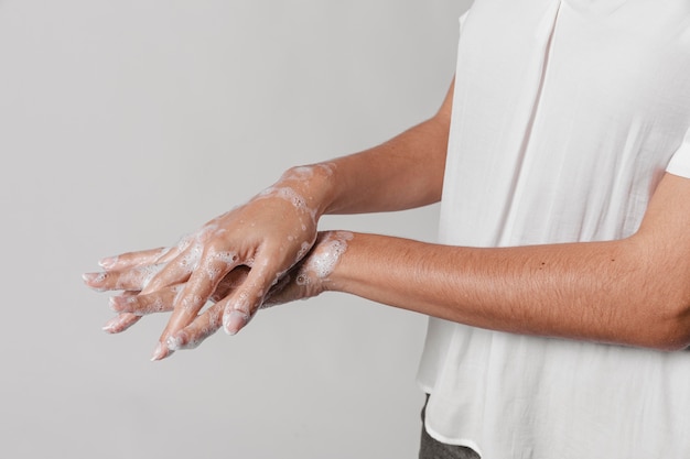 Gratis foto vrouw hygiëne concept handen wassen met zeep