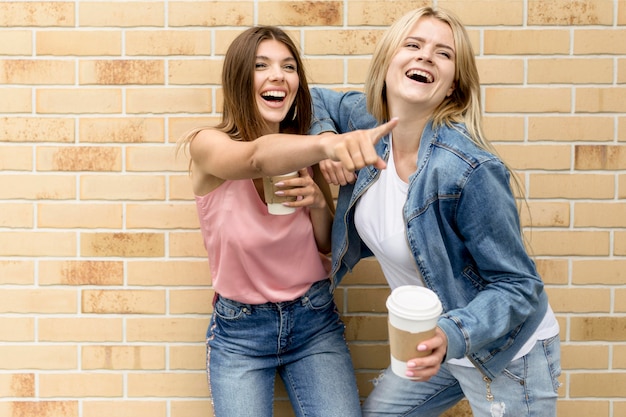 Gratis foto vrouw iets naar haar vriend te wijzen