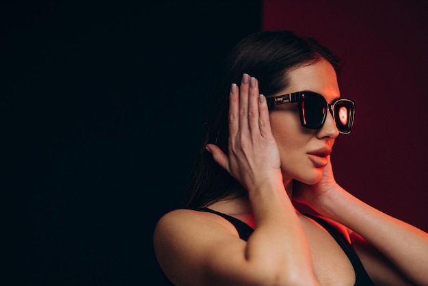 Vrouw in badkleding geïsoleerd in studio op background