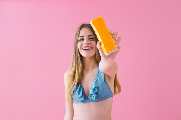 Vrouw in bikini met zonnebrandcrème