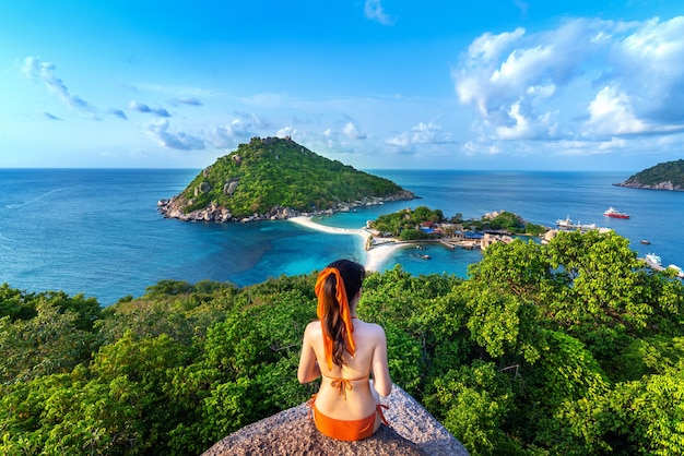 Vrouw in bikinizitting bij het gezichtspunt van het eiland Nang Yuan, Thailand