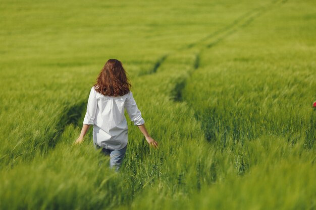 Vrouw in blauw shirt in een zomer veld