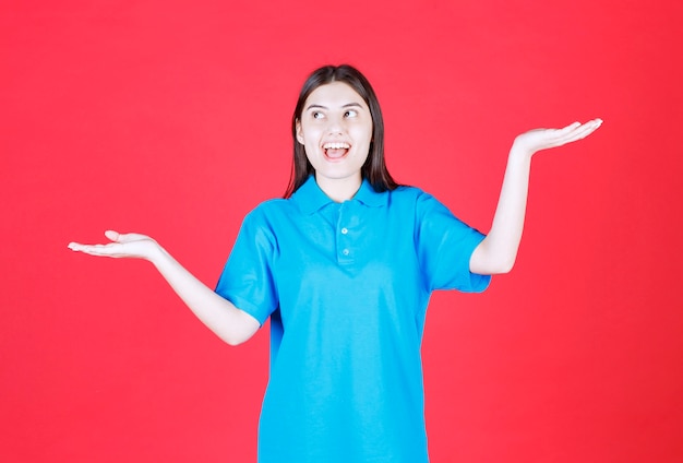 vrouw in blauw shirt staan.