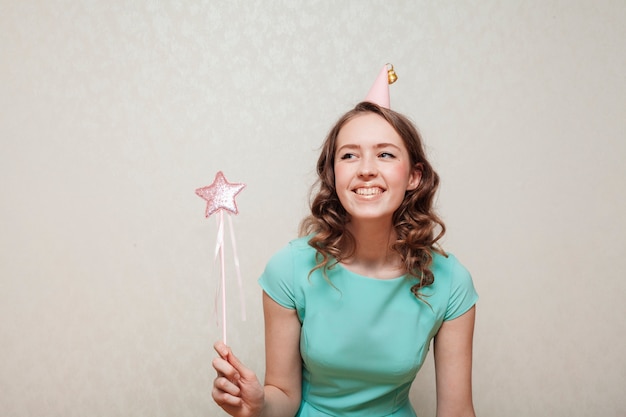 Vrouw in blauwe een feestmuts draagt en vrouw die weg kijkt