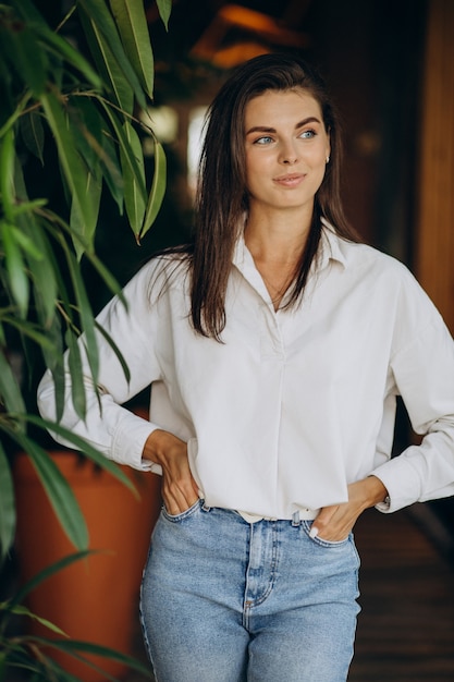 Vrouw in café bij groene planten