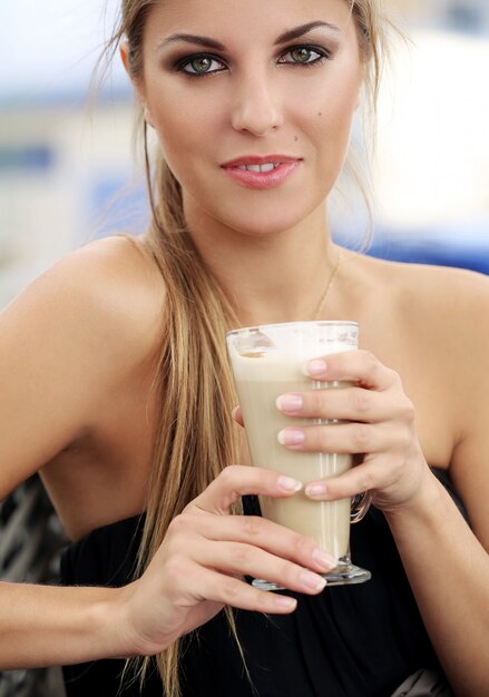 Vrouw in café koffie drinken