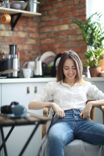 Vrouw in café