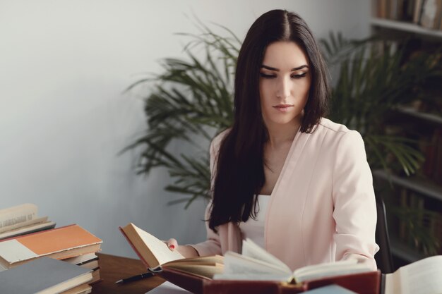 Vrouw in de bibliotheek