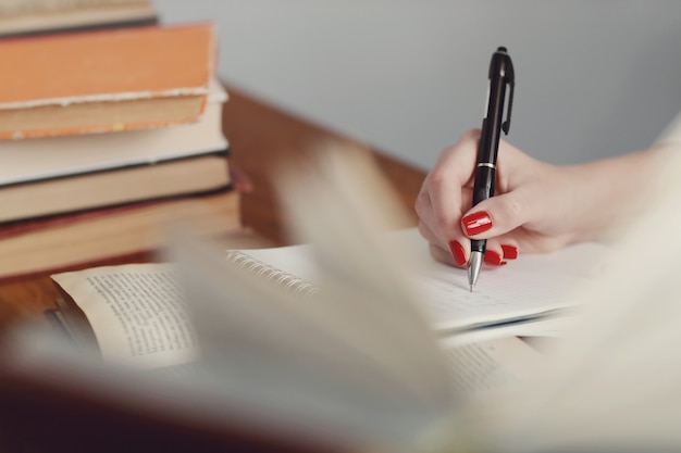 Vrouw in de bibliotheek