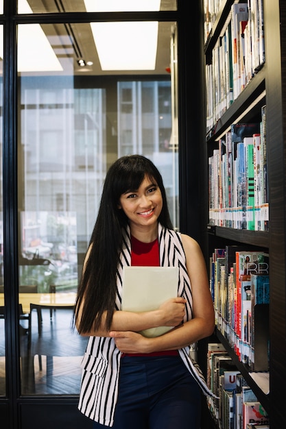 Gratis foto vrouw in de bibliotheek