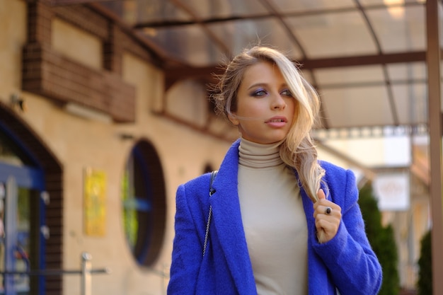 Vrouw in de blauwe jas op straat